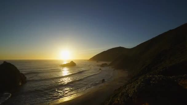 Dramático timelapse de puesta de sol en la famosa playa de Pfeiffer — Vídeo de stock