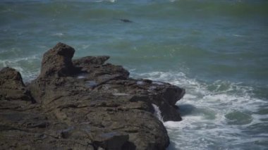 Dalgalar sıçrama beach Moon taş Beach yakınındaki kayalarda