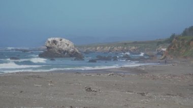 Ay taşı Beach yakınındaki büyük kayalar
