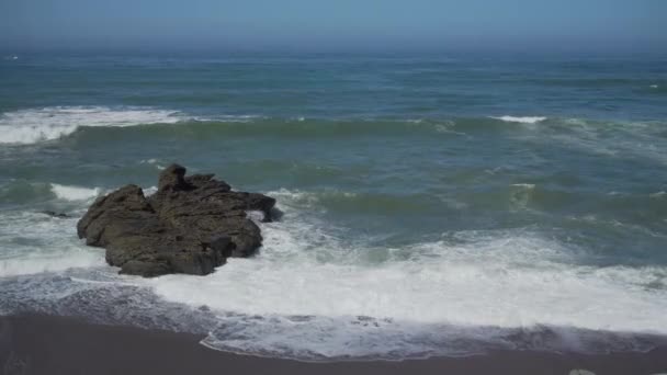 Schuimende zee op Moon Stone strand in de buurt van Cambria — Stockvideo