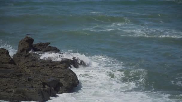 岩石在月亮石滩附近坎布里亚海滩附近的特写 — 图库视频影像