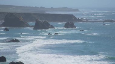 Tipik kaya oluşumları big sur boyunca sahne