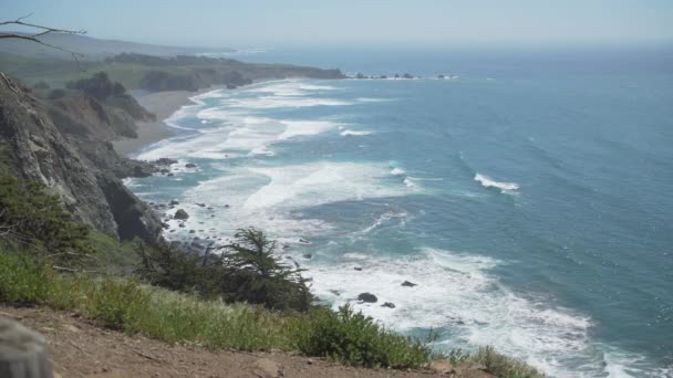 Vågorna rulla in på en typisk Big Sur-eftermiddag — Stockvideo