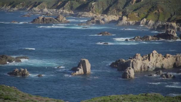 Ranní pohled na skalnaté zátoky v Big Sur — Stock video