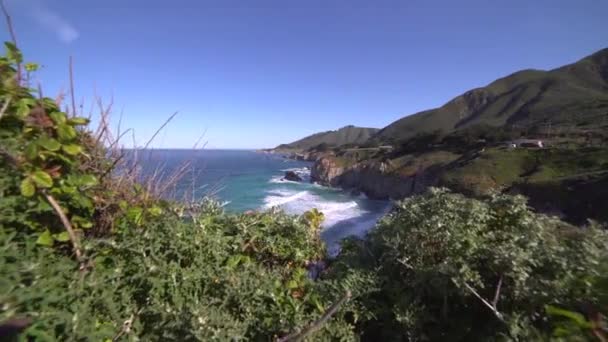 Dramatic crane shot of of morning rocky Big Sur cove — Stock Video