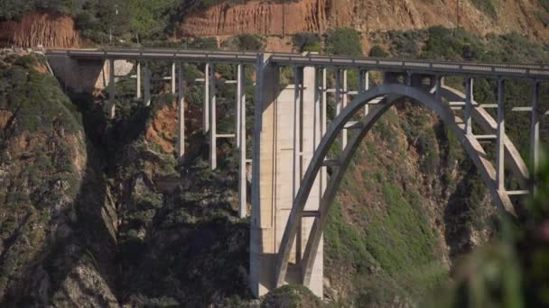 Pull out shot of Bixby creek bridge — Stock Video