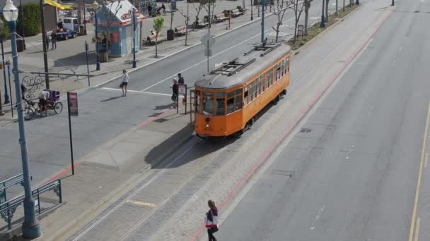 A San Francisco Municipal train unloads passengers and leaves — Stock Video