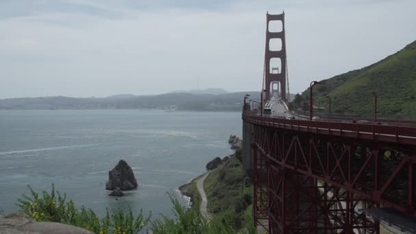 Vista del puente y roca grande — Vídeos de Stock