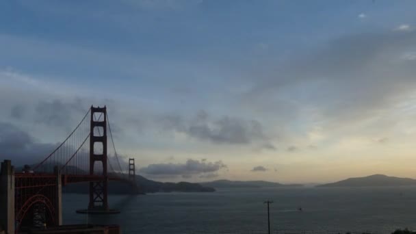 Gyorsan mozgó felhő idő telik el több mint a Golden Gate-híd — Stock videók