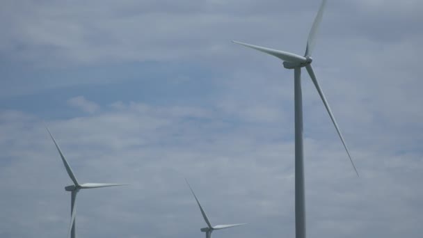 Vista estrecha de tres turbinas en un parque eólico californiano — Vídeos de Stock