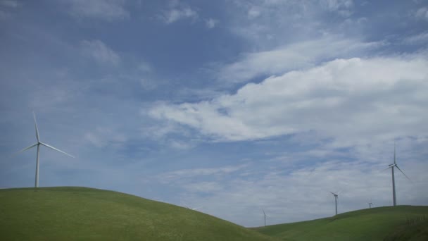 Céu dramático acima de um parque eólico californiano — Vídeo de Stock