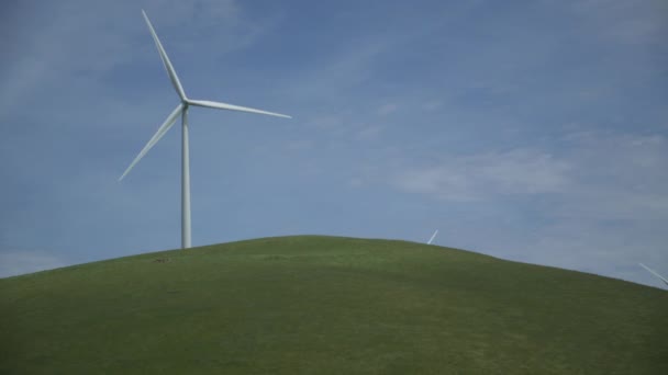 Uma única turbina maciça em um parque eólico californiano — Vídeo de Stock