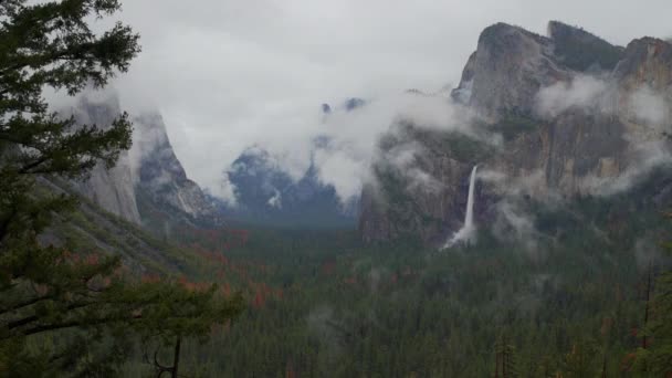 Tijd lapse uitzicht op stormachtige uitziende Yosemite vallei te verbieden — Stockvideo
