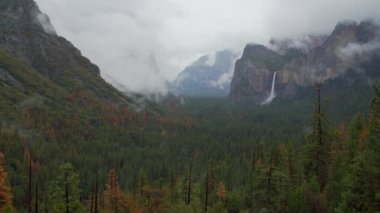 Yosemite Vadisi'nde üfleme fırtına geniş zaman atlamalı