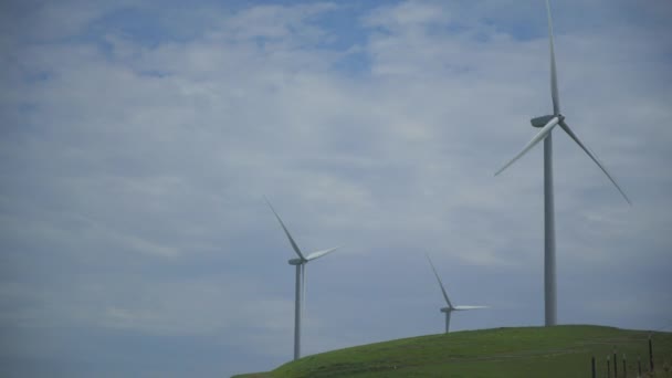 Zamračená obloha nad tři turbíny v kalifornské větrné farmy — Stock video