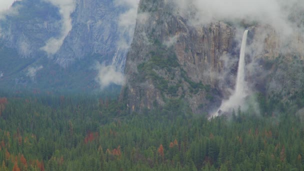 Yosemite falder torden ned ad bjerget side – Stock-video
