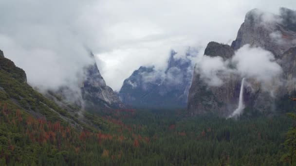 Upływ czasu burzy walcowania w Yosemite dolina — Wideo stockowe