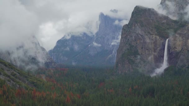 Bahar zaman atlamalı bir fırtına Yosemite Vadisi'nde — Stok video