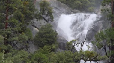 Bir bahar Nehri waashes kayalar Yosemite Vadisi üzerinde