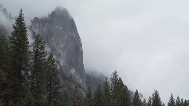 Širokoúhlý objektiv bouře v infront El Capitan Yosemite — Stock video