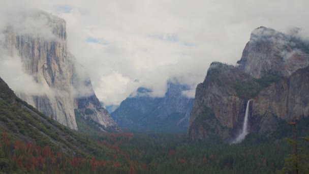 Tempo de uma tempestade de primavera soprando embora Yosemite — Vídeo de Stock