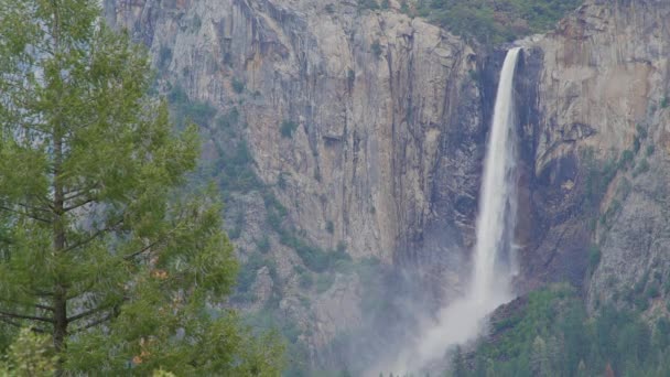 Nebbia da Yosemite cade colpi lungo canyon — Video Stock