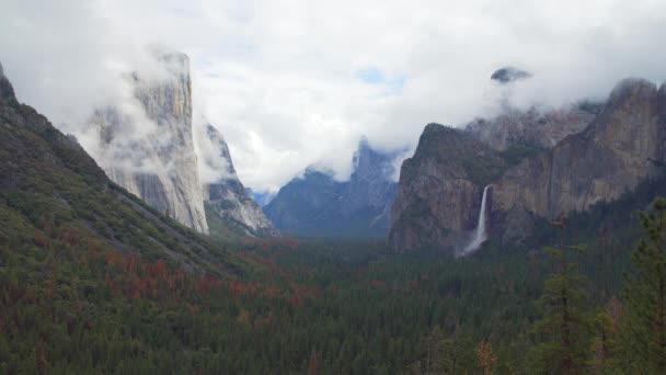 En våren storm flyttar dock Yosemite Valley — Stockvideo