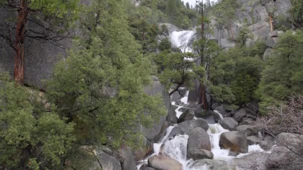 Une rivière de source gonflée s'écrase sur des rochers à Yosemite 