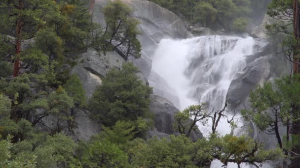 En våren floden waashes över stenar i Yosemite valley — Stockvideo