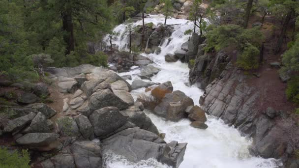 Printemps rivière descente de la colline à Yosemite 