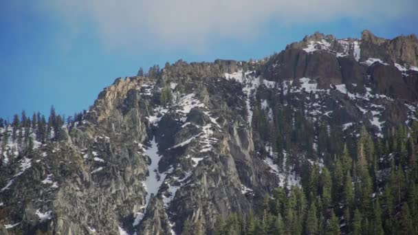 游戏中时光倒流的崎岖的山脉在内华达山脉的视图 — 图库视频影像