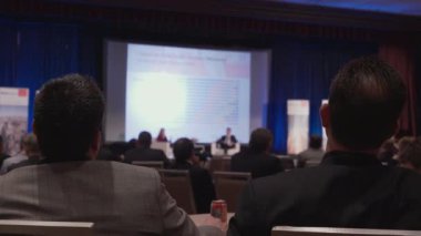 Erkekler bir konferansta dinle