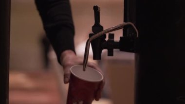 Bir konferansta dökülür varlık kahve