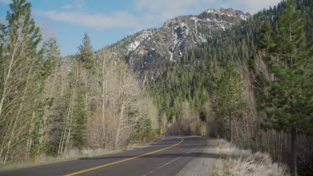 Una vista di una strada Sierra Nevada catena montuosa in primavera — Video Stock