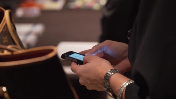 Mujer usando el teléfono en una conferencia — Vídeos de Stock