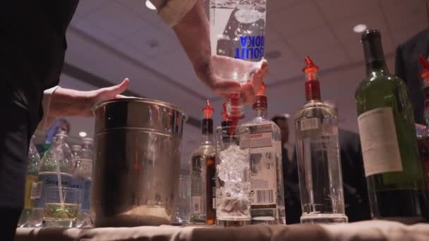 Bartender bereidt een drankje op een conferentie — Stockvideo