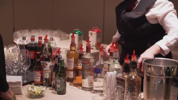 Homem compra bebida em uma conferência — Vídeo de Stock