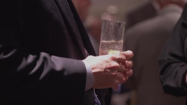 Men chat and drink at a conference — Stock Video