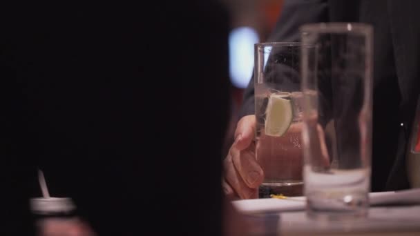 L'homme prend un verre lors d'une conférence 