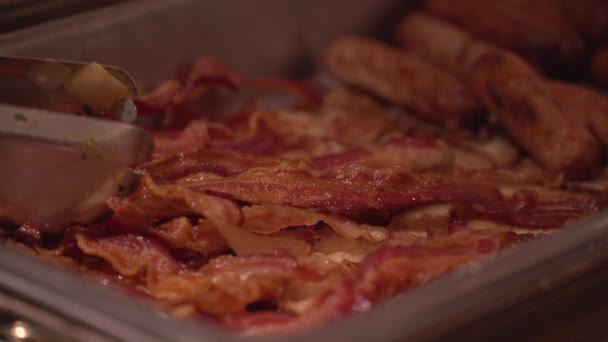 Hot bacon at a conference — Stock Video