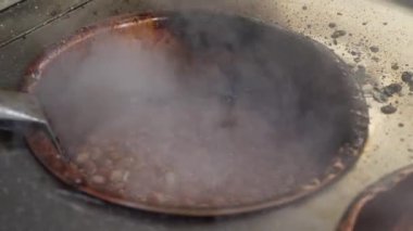 Bir sokak satıcısı kazana kavurma fındık