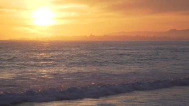 Mesa Beach parlak turuncu günbatımı