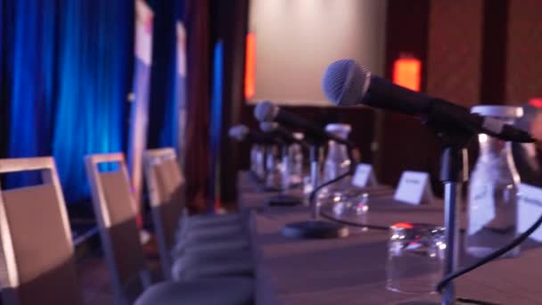 Un micrófono en el escenario en una conferencia — Vídeo de stock