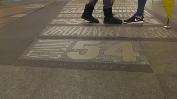 Vue à angle bas des pieds des gens à New York — Video