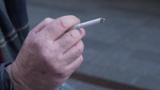 Hand van roker in New York City — Stockvideo
