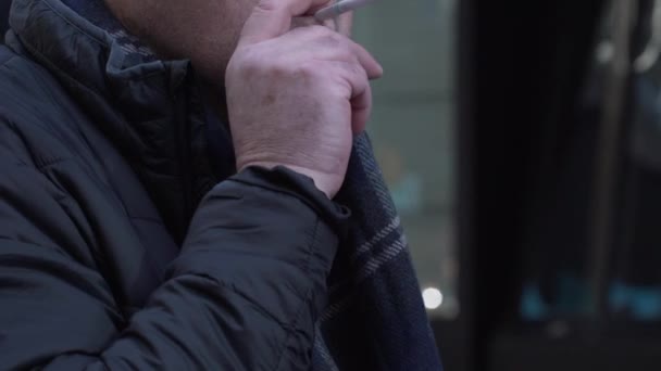Mann raucht in New York City — Stockvideo