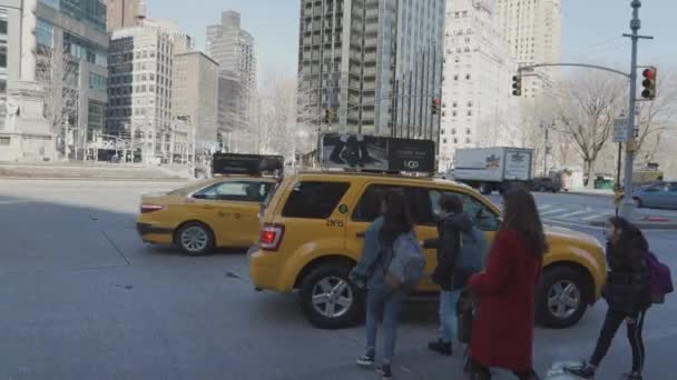 Människor använder en taxi i New York City — Stockvideo