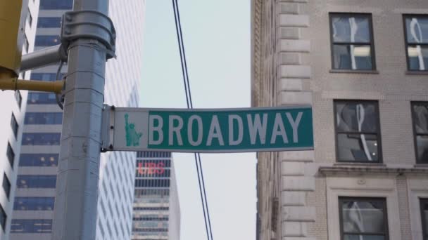 Бродвейский знак в Нью-Йорке — стоковое видео