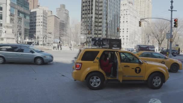 Mensen krijgen in een taxi in New York City — Stockvideo