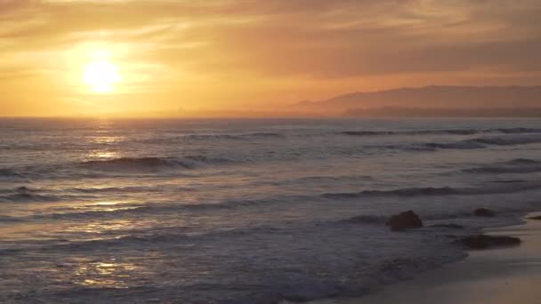 Drammatico tramonto arancione alla bellissima spiaggia di Mesa — Video Stock